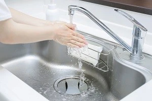 蛇口の水で手を洗ってる写真