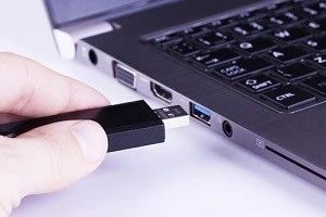 パソコンにUSBを挿している写真