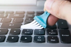 パソコンのキーボードを掃除している写真