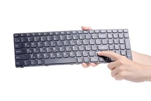 パソコンのキーボードを操作している写真