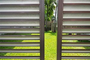 通風雨戸とは メリット デメリットなどを解説 Eparkくらしのレスキュー 通風雨戸とは メリット デメリットなどを解説 Eparkくらしのレスキュー