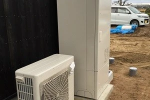 屋外に設置された浴槽隣接タイプ給湯器の写真