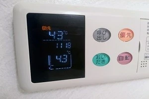 点灯した給湯器のリモコンの写真