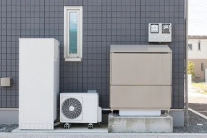 屋外の浴槽隣接タイプの給湯器の写真