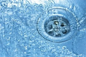 水が流れている排水口の写真