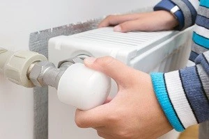 給湯器の水抜き栓を操作している写真