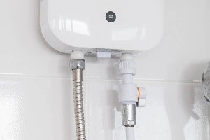 給湯器に繋がるパイプの写真