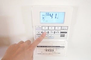 給湯器のリモコンを操作している写真