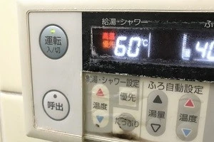 電源のついている給湯器のリモコンの写真