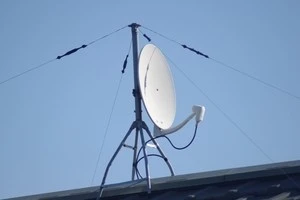 屋根に設置されたアンテナの写真