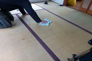 家具を置いたら畳がへこんだ 畳のへこみや跡の対処法 防止策を解説 Eparkくらしのレスキュー 家具を置いたら畳がへこんだ 畳のへこみや跡の対処法 防止策を解説 Eparkくらしのレスキュー