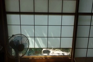 日当たりの悪い部屋の障子の写真