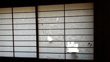 紙が破れている障子の写真