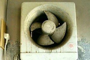 油で汚れている換気扇の写真