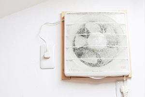 カバーがかけられた換気扇の写真