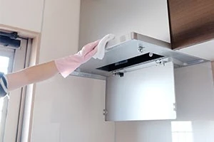 レンジフードを掃除している写真
