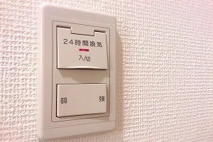 トイレの換気扇が動かない トラブルの原因や解決法などをご紹介 Eparkくらしのレスキュー トイレの換気扇が動かない トラブルの原因や解決法などをご紹介 Eparkくらしのレスキュー