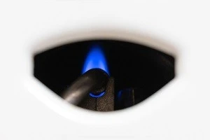 給湯器から見える火の写真