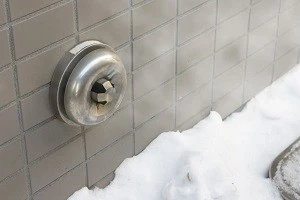 壁に設置された給湯器の排気口の写真