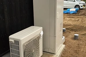 壁際に設置された給湯器の写真