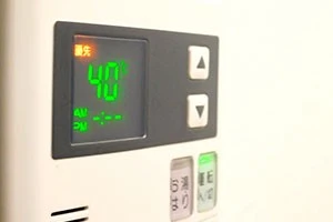 正常に動いている給湯器のリモコンの写真