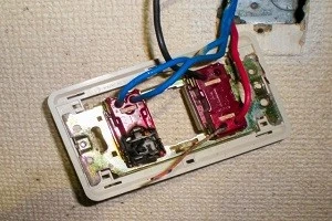 スイッチのカバーが取れて配線が見えている写真