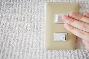 部屋のスイッチを押している写真