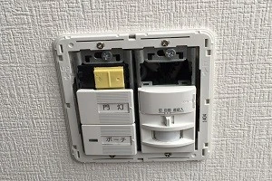 カバーが外されたスイッチの写真