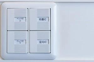 部屋の壁にあるスイッチの写真