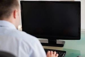 黒い画面のまま動かなくなったパソコンの写真