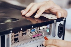 パソコンの修理を行っている写真