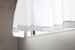 窓を開けて換気している写真