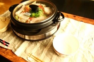 和室で鍋を調理している写真