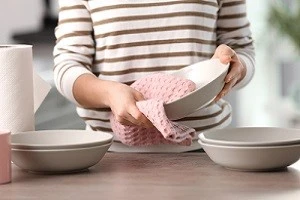 食器を拭いている写真