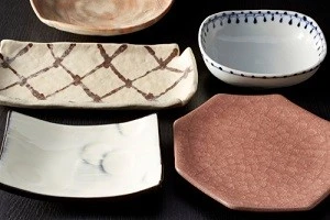 様々な形の食器の写真