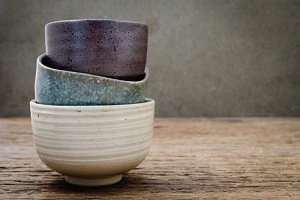 重ねられた食器の写真