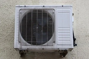汚れの溜まった室外機の写真
