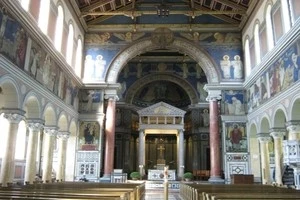 カトリック教会の内装の写真