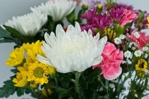 沢山の種類の花が使われた仏花の写真