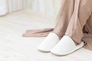 スリッパやブランケットで暖をとっている写真