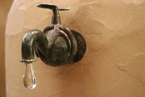 水が出ている蛇口の写真