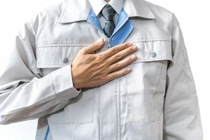 胸に手を当てる水道修理事業者の写真