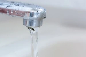 水が出ている蛇口の写真