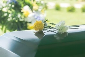 お花が置かれた棺桶の写真