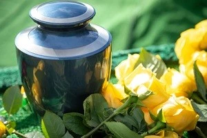 お花とペット用の骨壺の写真
